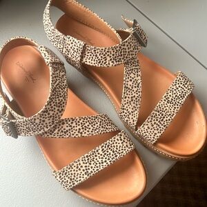 Women’s fashion sandals